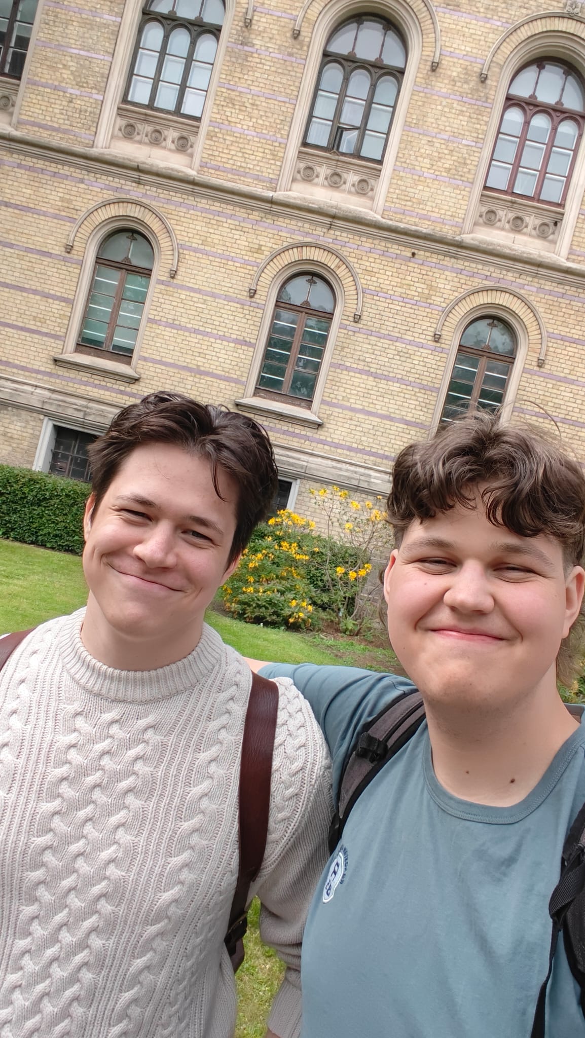 Otrdiena. Selfijs ar draugu fakultātes priekšā.
